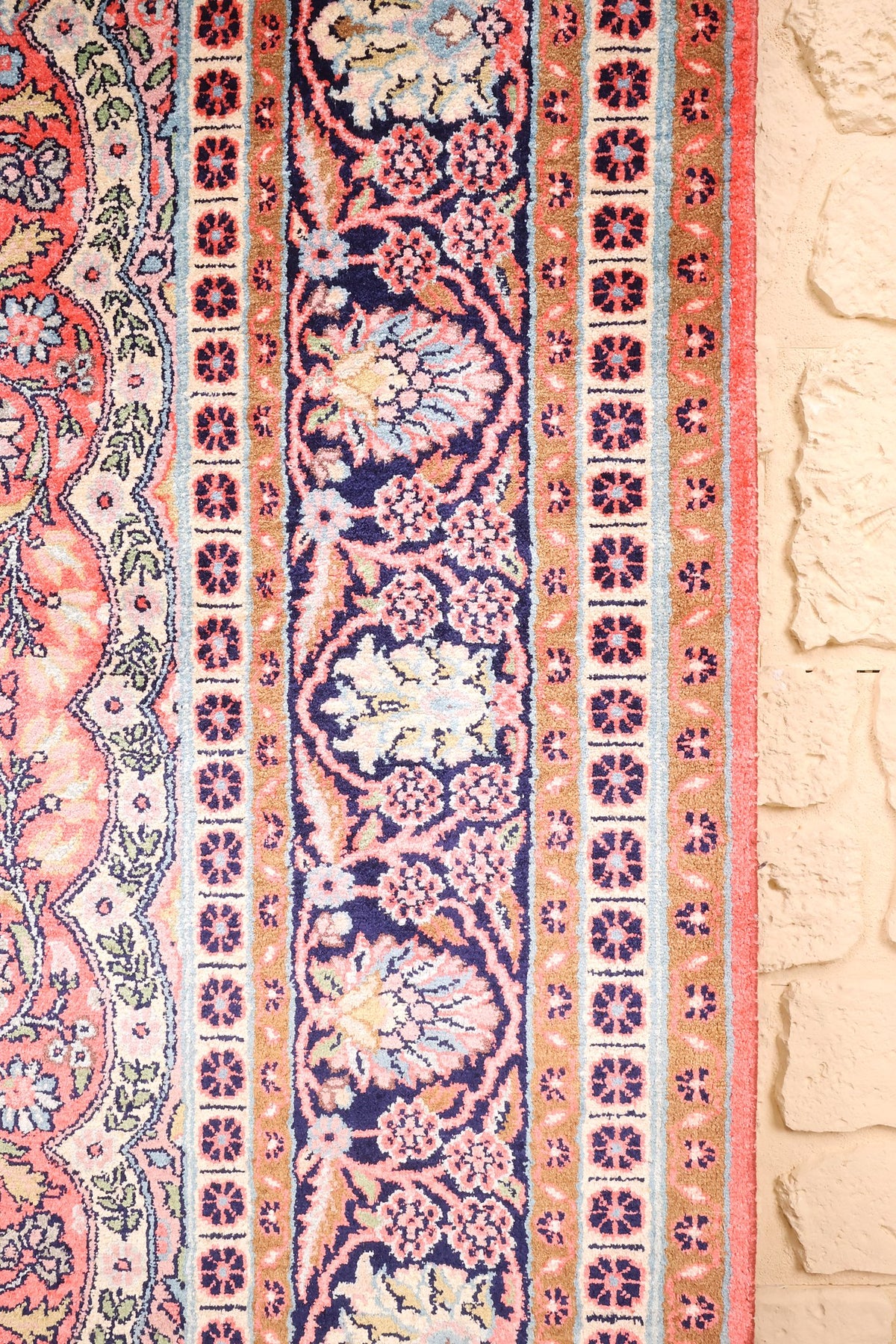 Bordure bleu nuit fleurie et contre-bordures à rosettes du tapis Cachemire