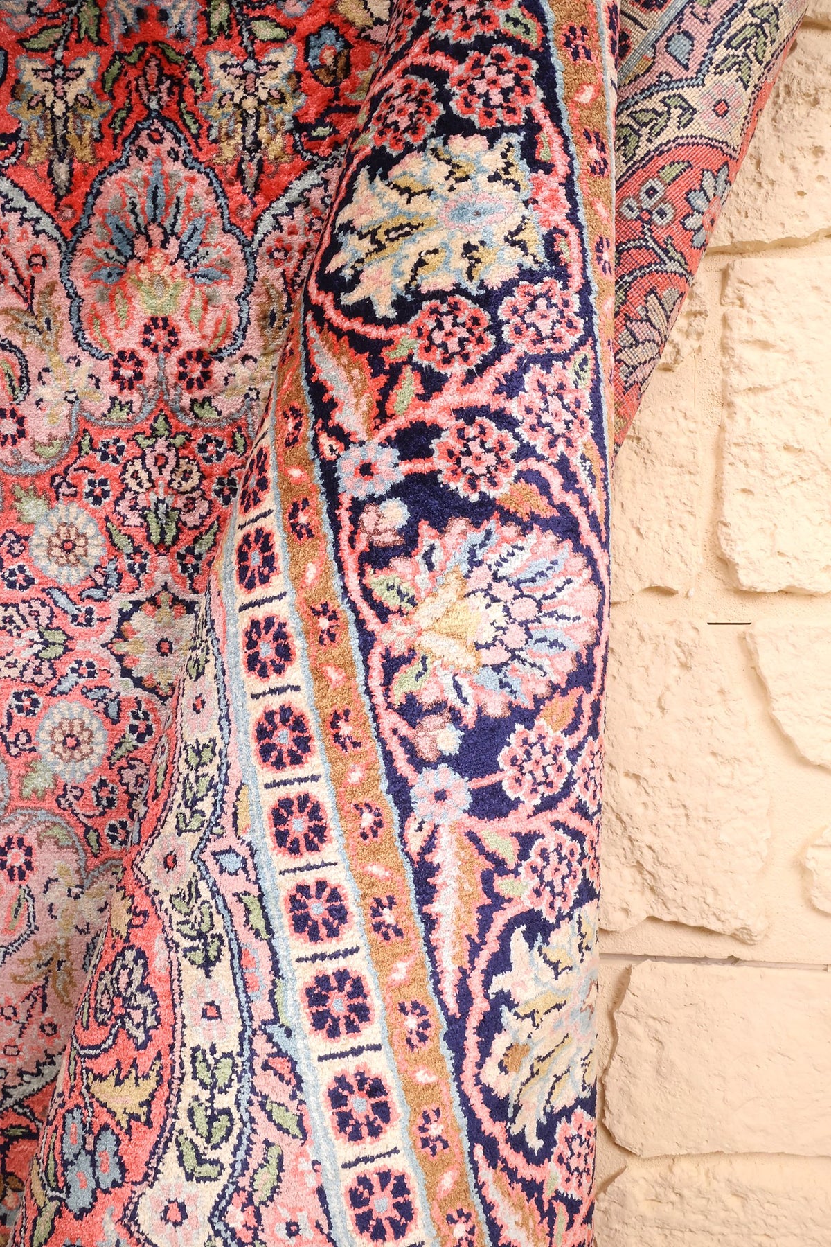 Tapis Cachemire noué à la main, bordure fleurie vue en relief près du mur