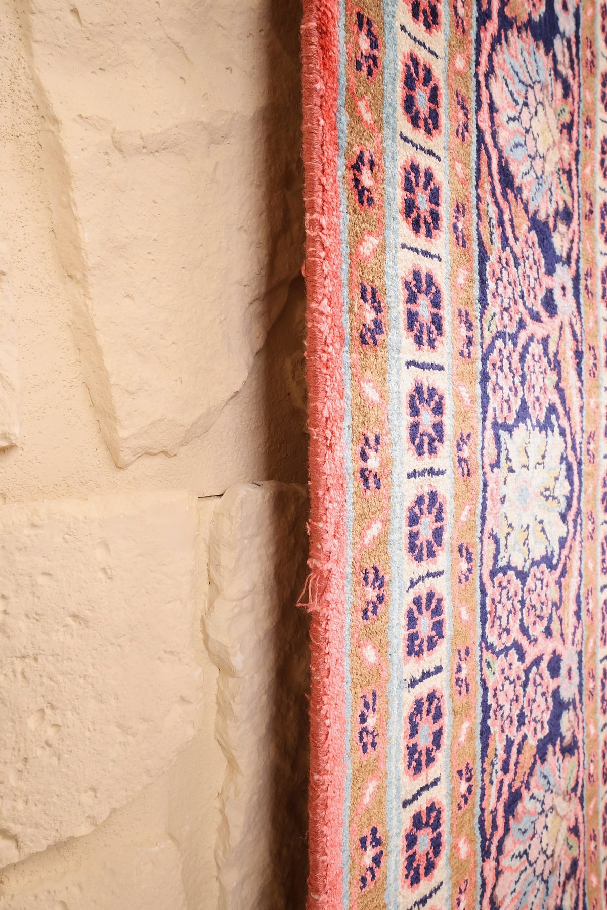 Lisière rose du tapis Cachemire en soie, bandes à rosettes bleues en bordure