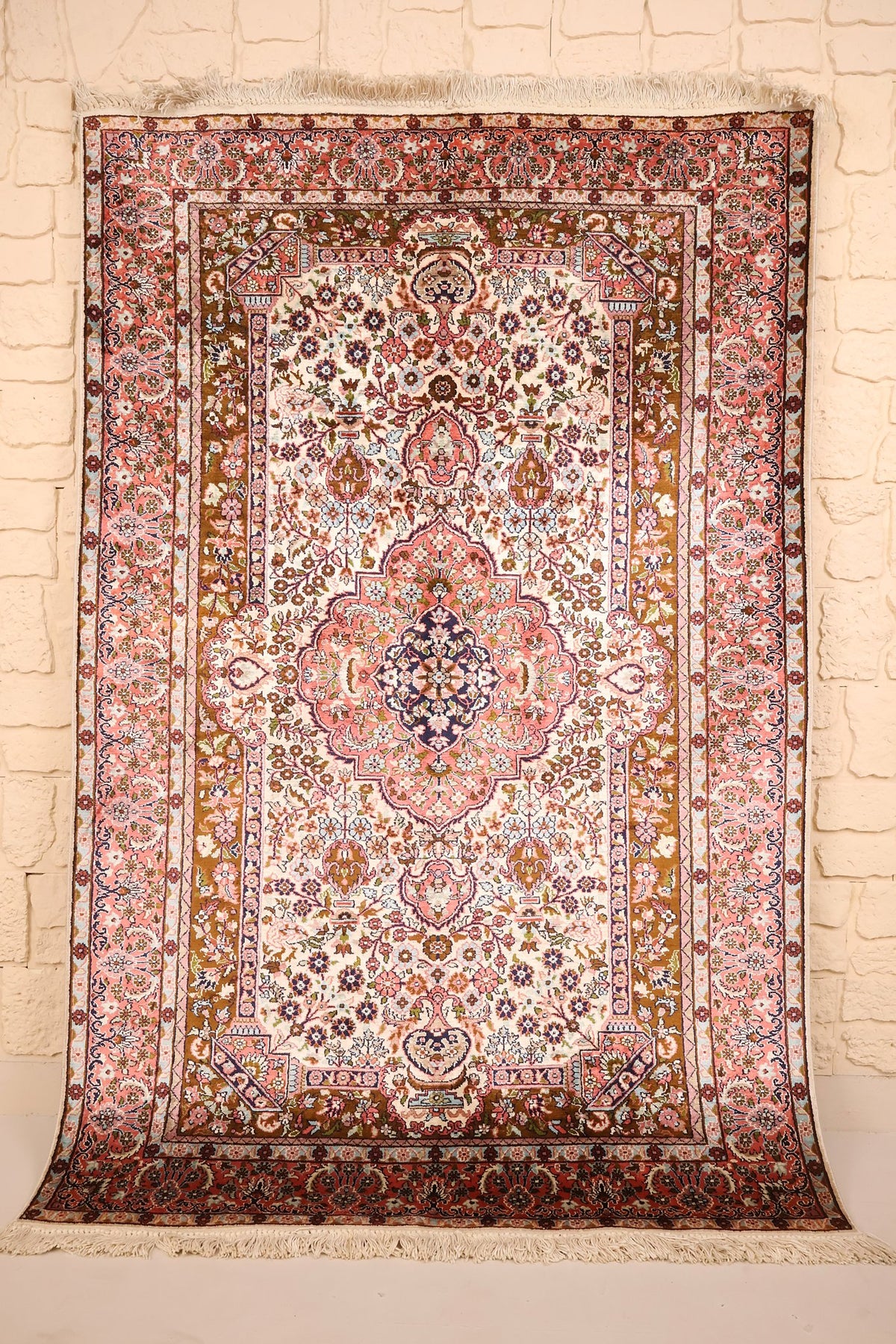 Tapis Cachemire rose en soie 188 × 123 cm, vue d'ensemble avec franges blanches