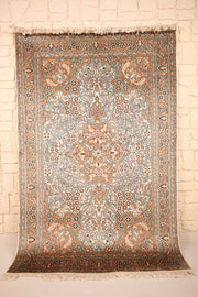 Tapis Cachemire beige et orange 188 × 125 cm en soie, vue d'ensemble avec franges claires