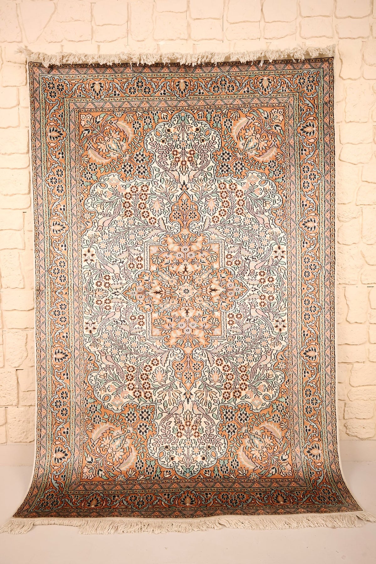 Tapis Cachemire beige et orange 188 × 125 cm en soie, vue d'ensemble avec franges claires