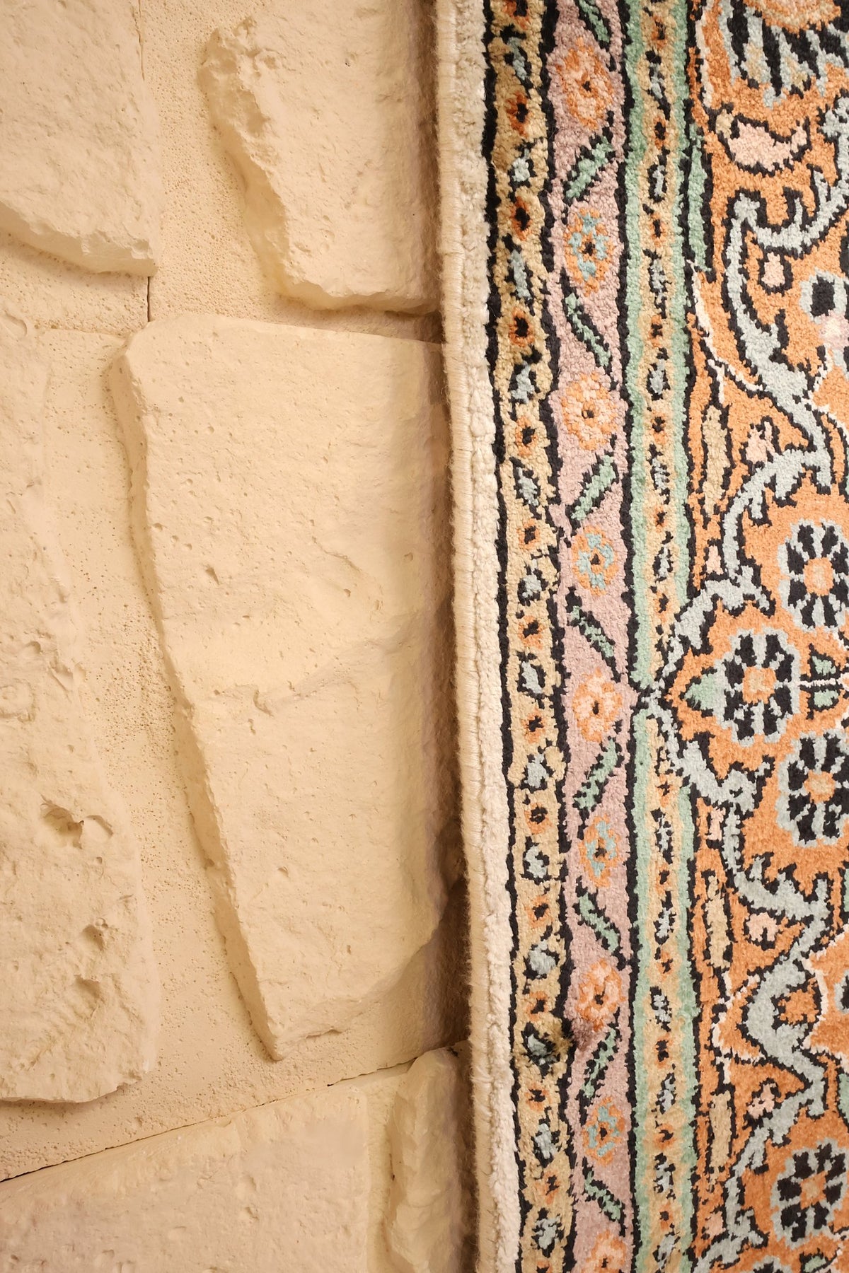 Bord latéral du tapis Cachemire 188 × 125 cm, galons fleuris le long du mur