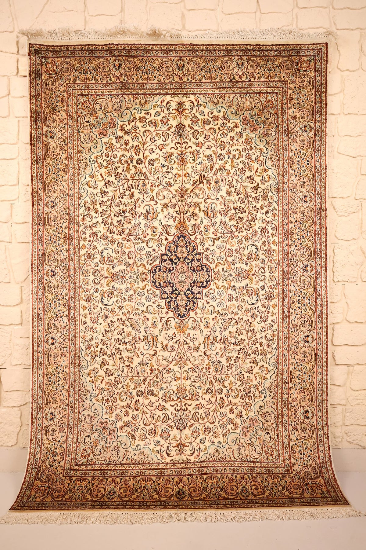 Tapis Cachemire beige 189 × 122 cm en soie, vue d'ensemble avec médaillon central bleu nuit