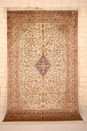 Tapis Cachemire beige 189 × 122 cm en soie, vue d'ensemble avec médaillon central bleu nuit