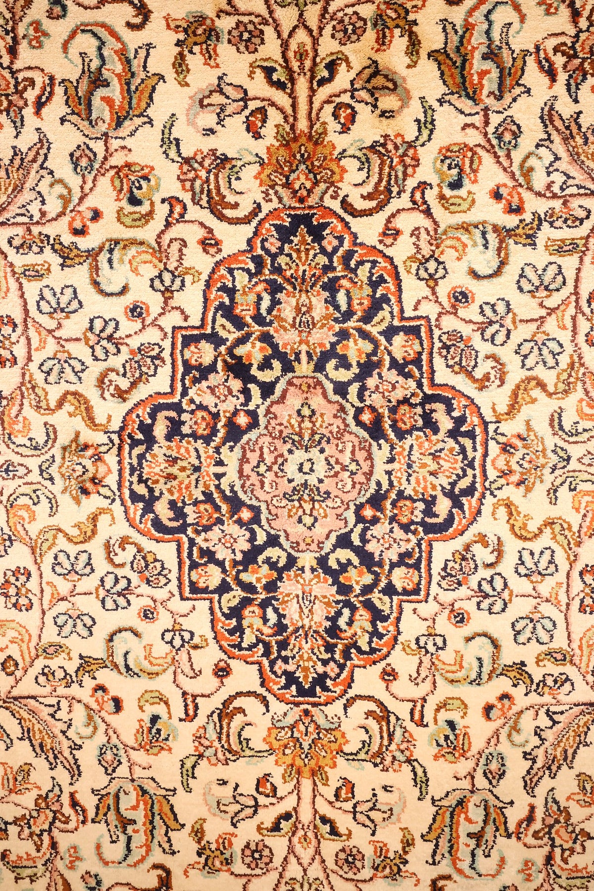Détail du médaillon polylobé bleu nuit à cœur rose, contour orange sur champ beige