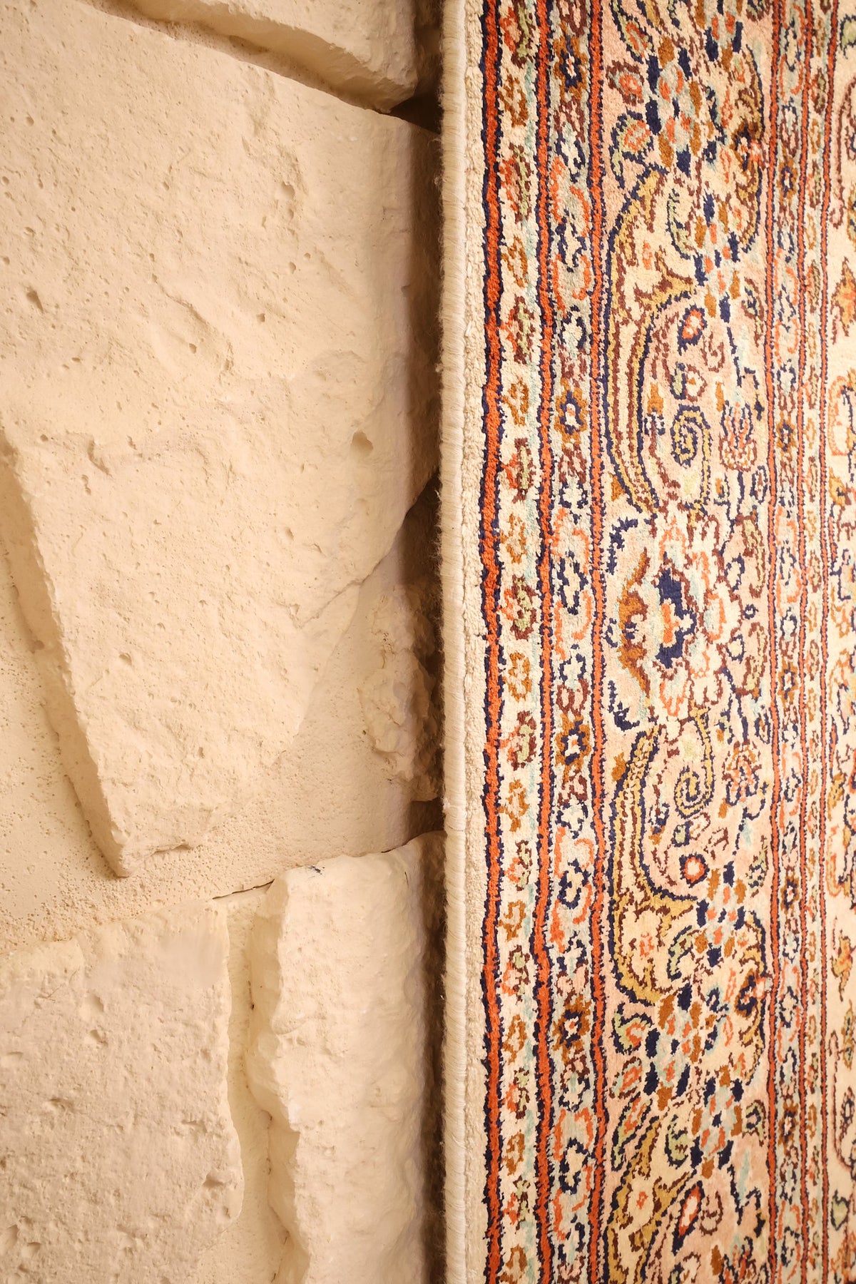 Lisière du tapis Cachemire beige, bordure à boteh et volutes vue de près