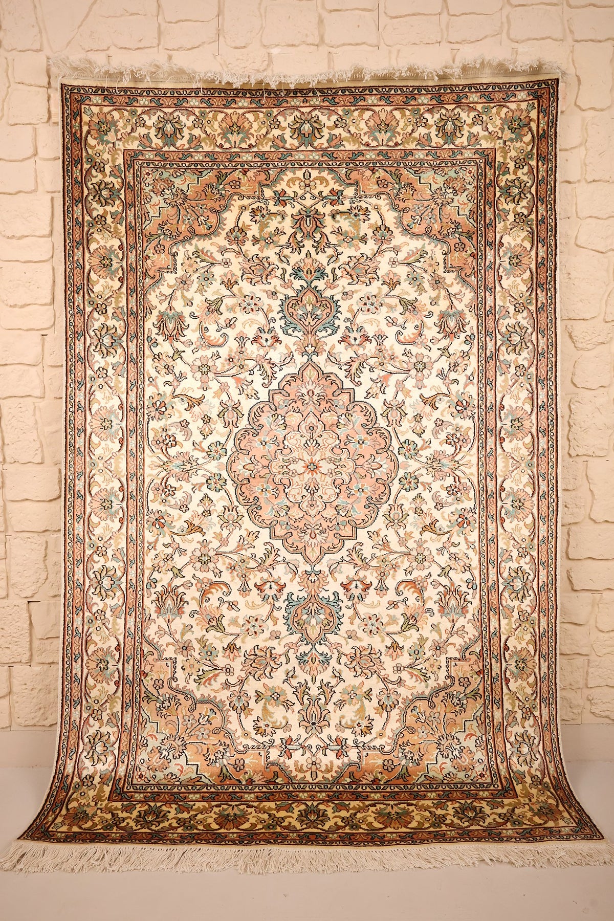 Tapis Cachemire beige en soie 189 × 123 cm, vue d'ensemble avec médaillon central lobé