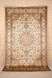 Tapis Cachemire beige en soie 189 × 123 cm, vue d'ensemble avec médaillon central lobé