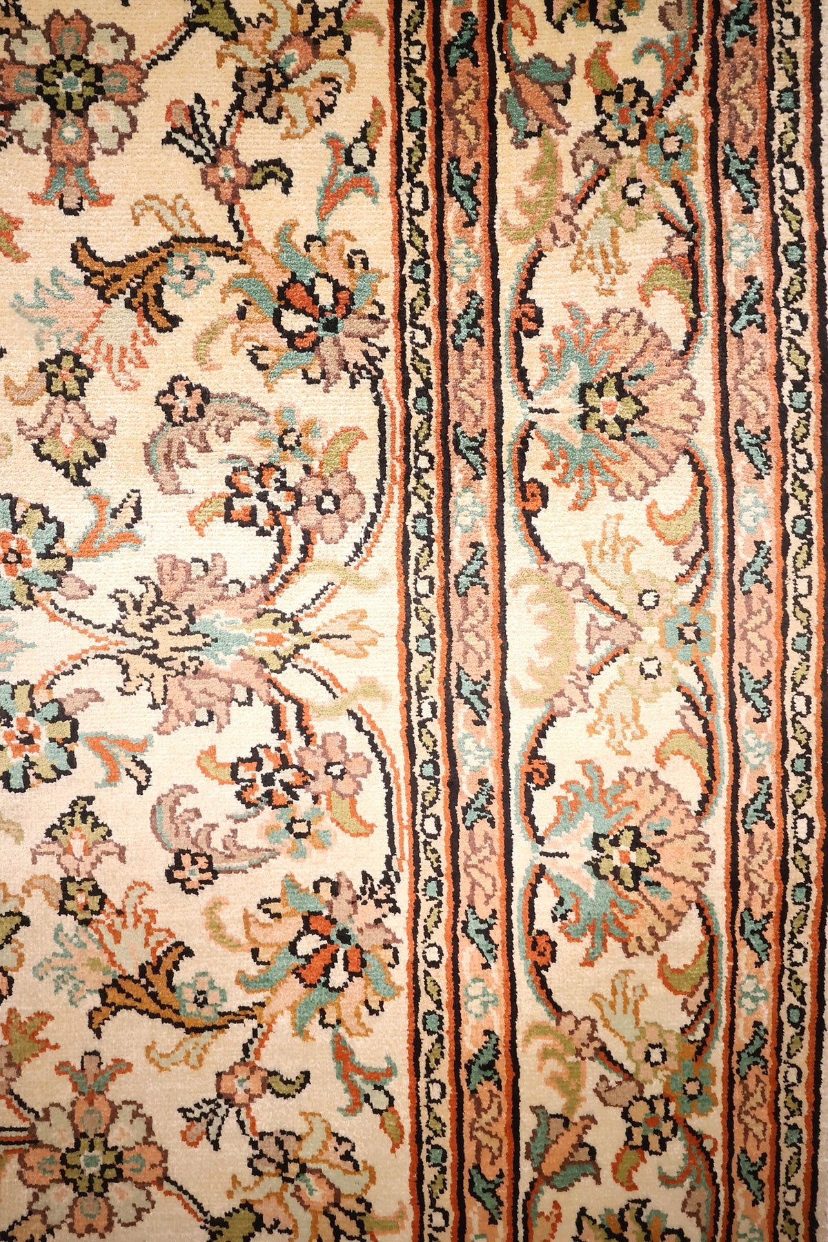 Bordure beige à volutes florales et contre-bordures orange et noires, tapis Cachemire