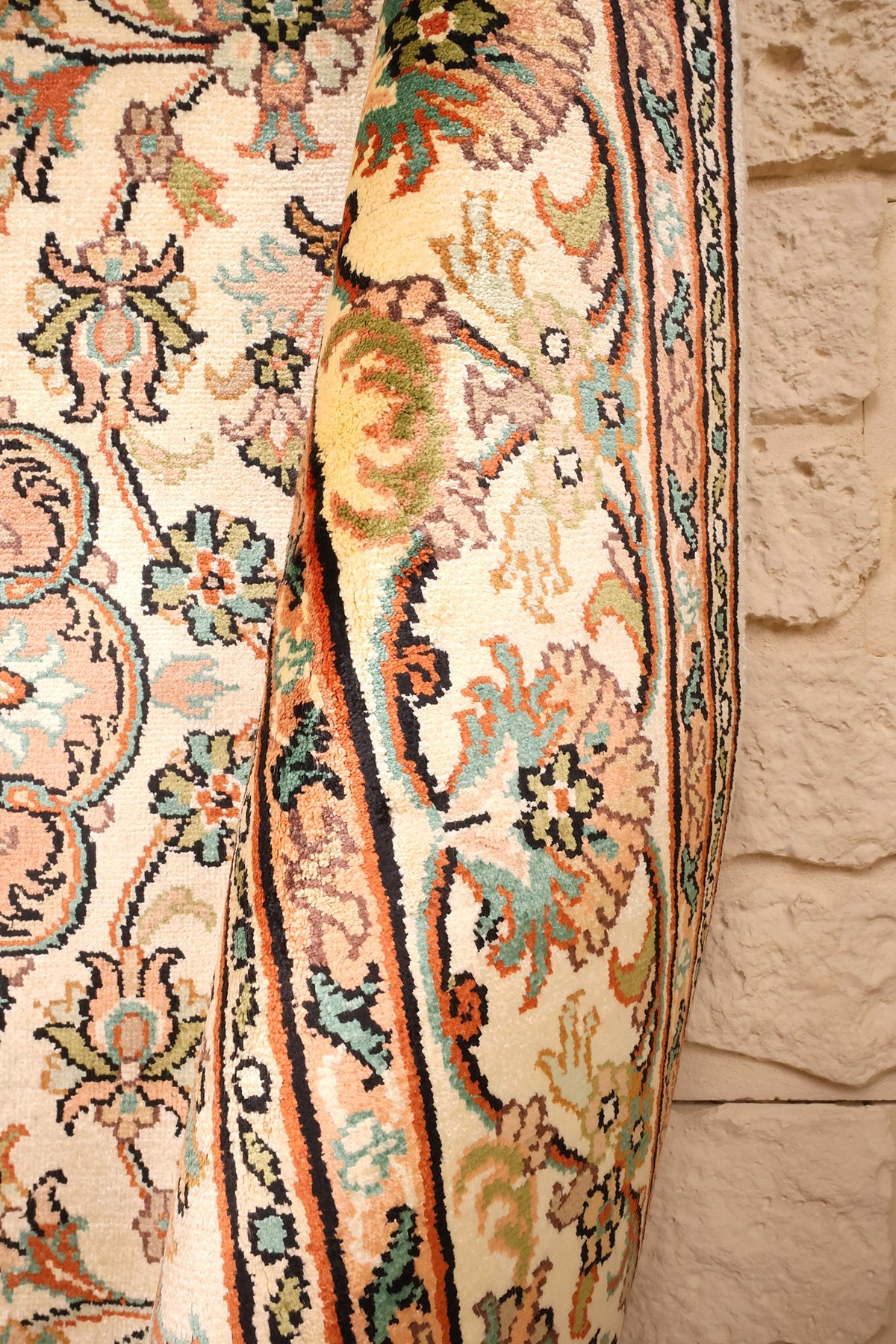 Tapis Cachemire 189 × 123 cm, coin relevé révélant l'épaisseur et les palmettes