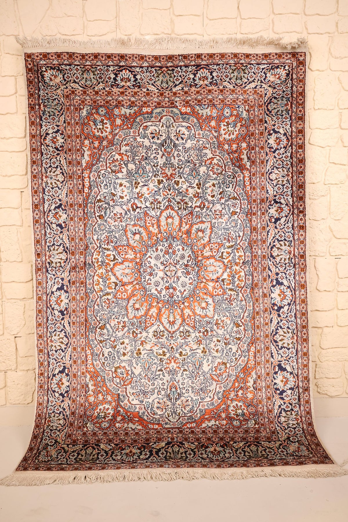 Tapis Cachemire beige et orange 189 × 124 cm, vue d'ensemble du médaillon central