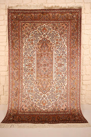 Tapis Cachemire beige 190 × 122 cm en soie, vue d'ensemble de la niche de prière