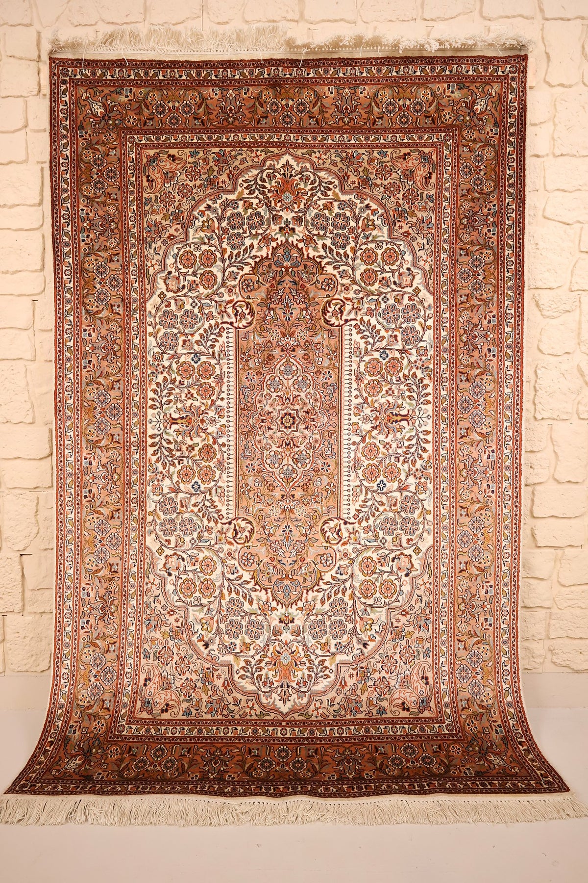 Tapis Cachemire beige 190 × 122 cm en soie, vue d'ensemble de la niche de prière