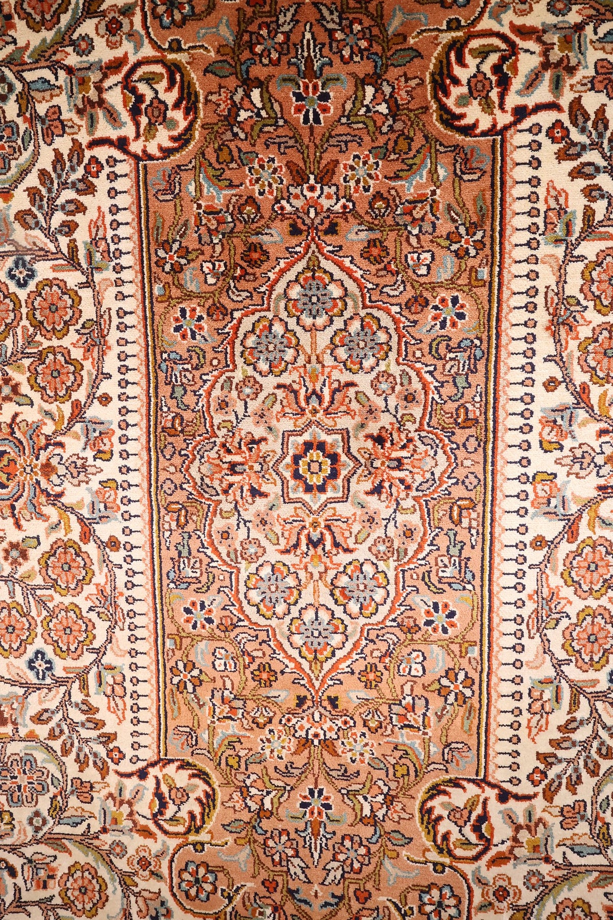 Détail de la colonne centrale saumon et de son médaillon floral, tapis Cachemire