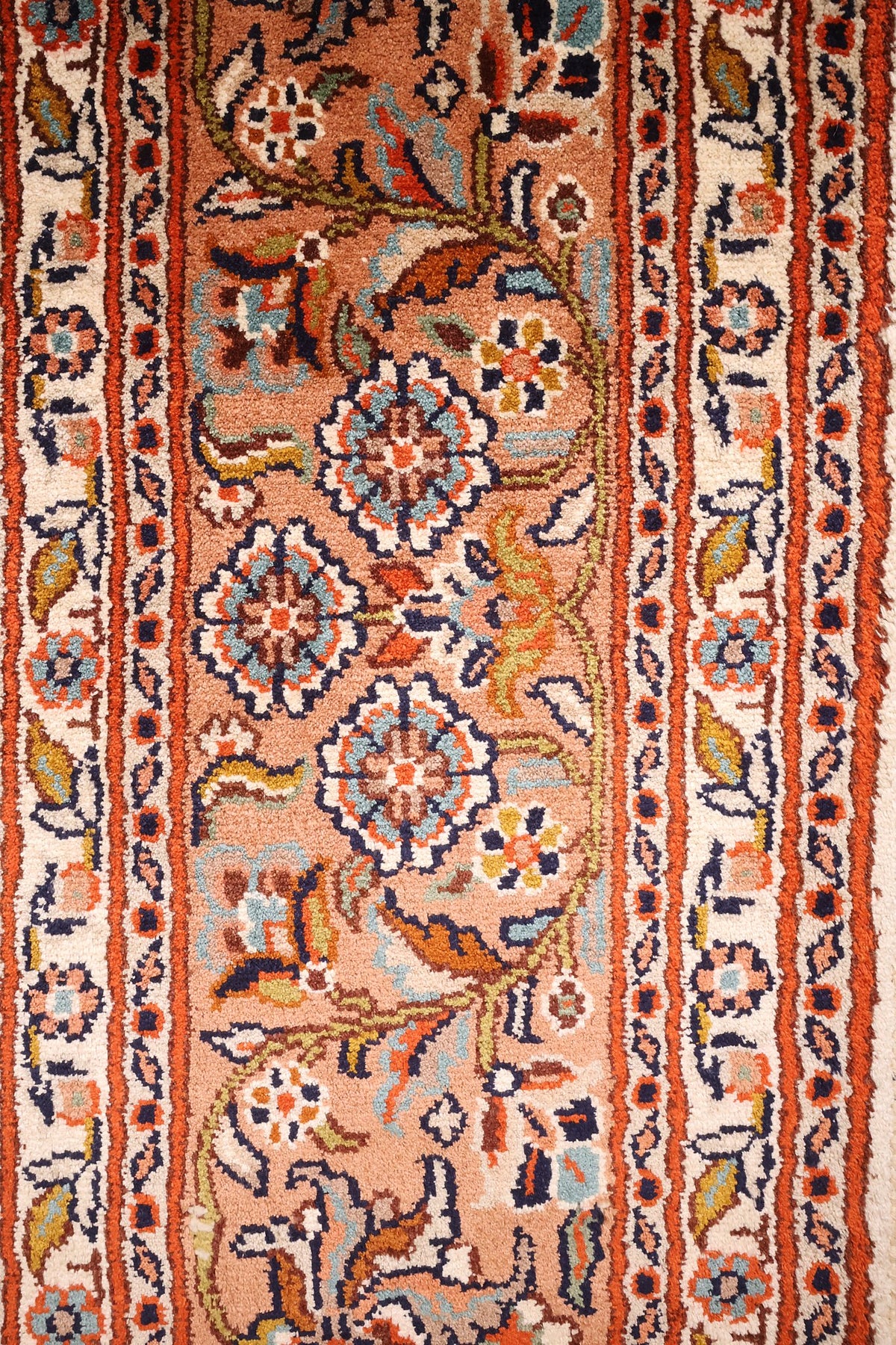 Bordure saumon à guirlande florale et contre-bordures ivoire à rosettes, tapis Cachemire