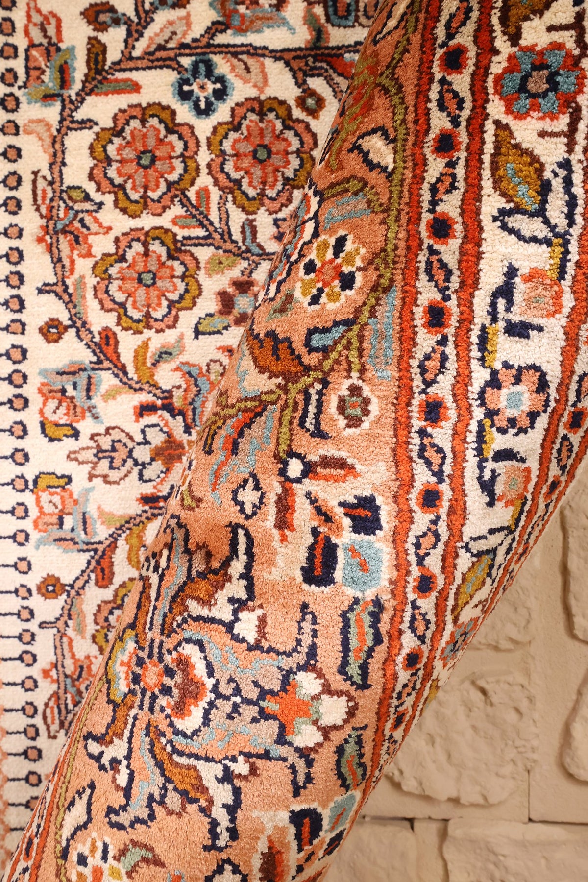 Lisière du tapis Cachemire en soie, rinceaux fleuris le long du bord