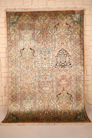 Tapis Cachemire beige 190 × 128 cm en soie, vue d'ensemble aux caissons fleuris