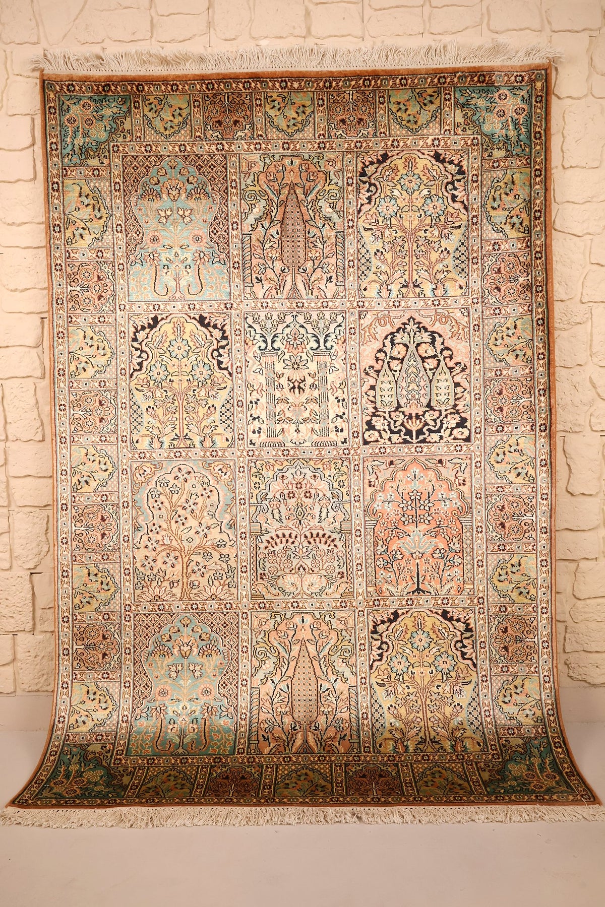 Tapis Cachemire beige 190 × 128 cm en soie, vue d'ensemble aux caissons fleuris