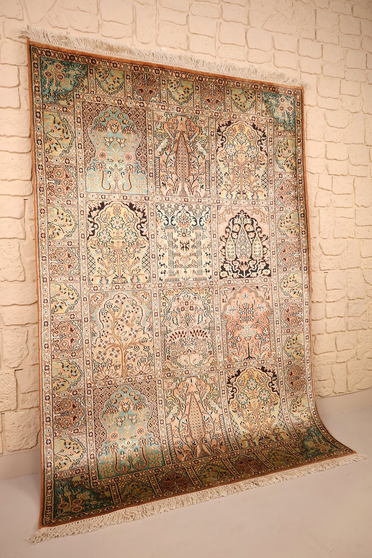 Tapis Cachemire en soie à compartiments, vue de biais avec franges écrues
