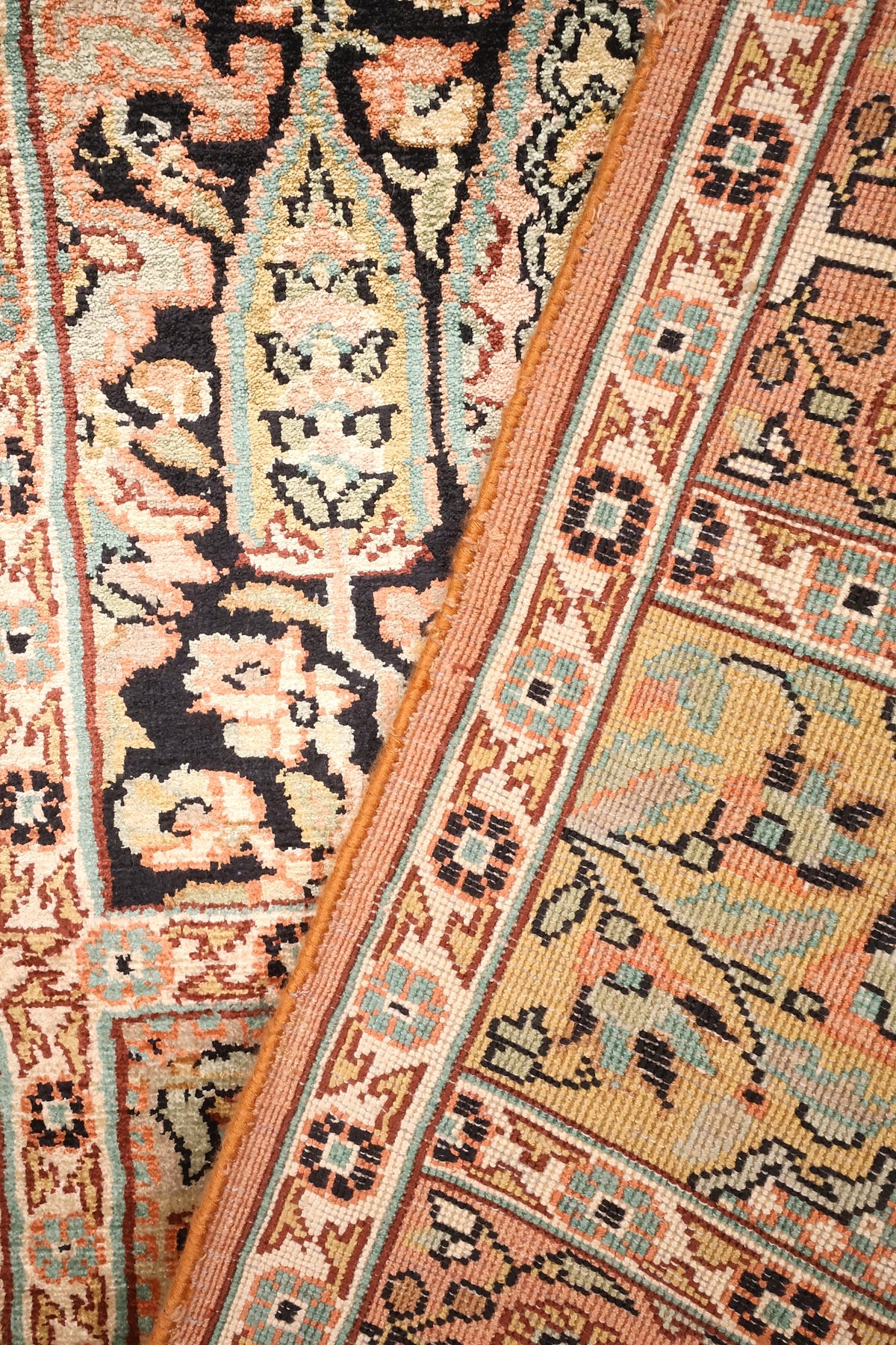 Bordure à guirlande de fleurs et rinceaux, filets orangés du tapis Cachemire