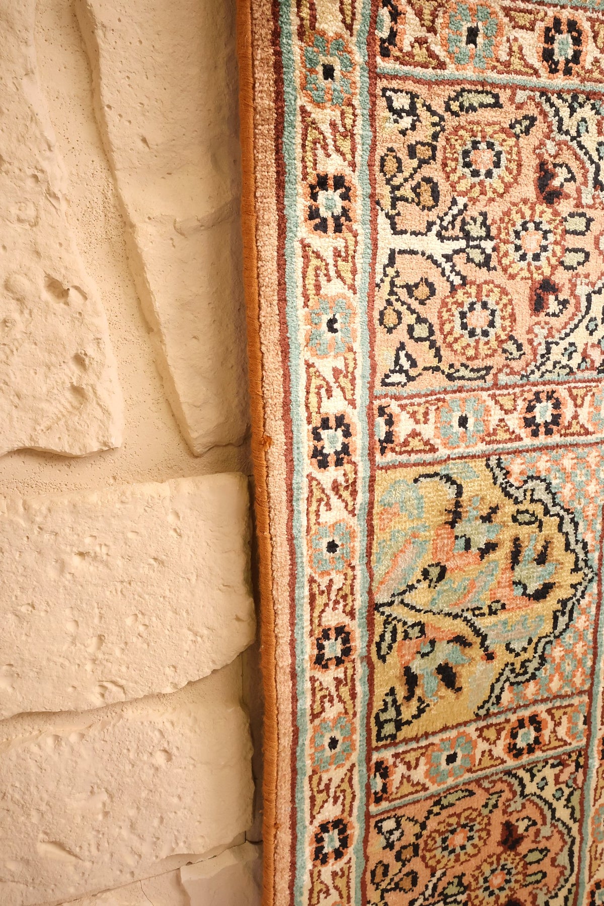 Lisière du tapis Cachemire en soie, bordure florale beige et vert d'eau