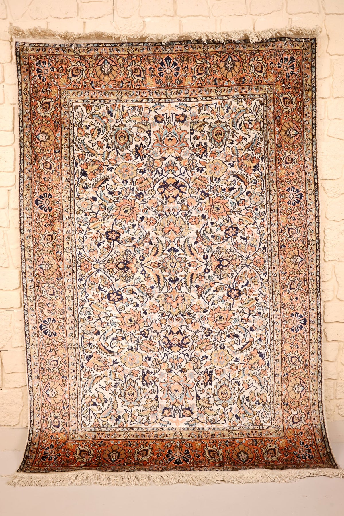 Tapis Cachemire beige 190 × 133 cm en soie, vue d'ensemble du semis floral