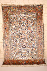 Tapis Cachemire beige 190 × 133 cm en soie, vue d'ensemble du semis floral