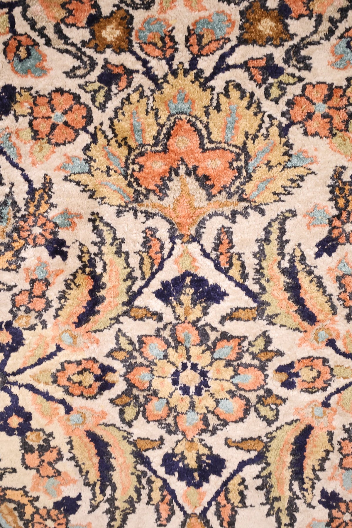 Détail des palmettes et fleurs orange et bleu nuit sur fond ivoire, Cachemire en soie
