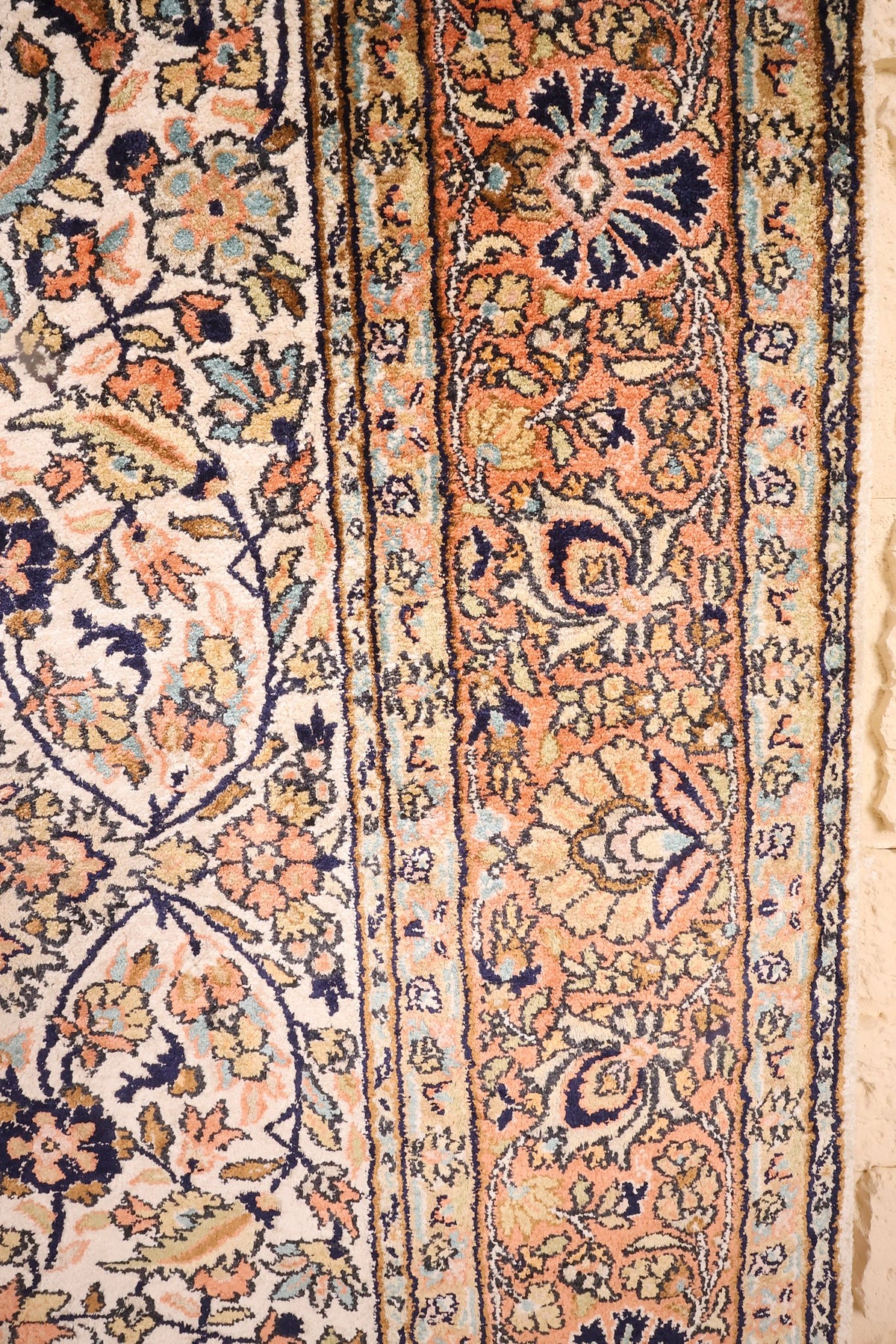 Bordure orange saumon à rosaces et contre-bordures claires à filets bleu foncé