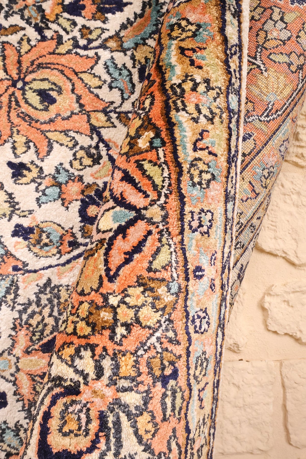 Pli de la bordure du Cachemire en soie, rinceaux orange et bleu en relief