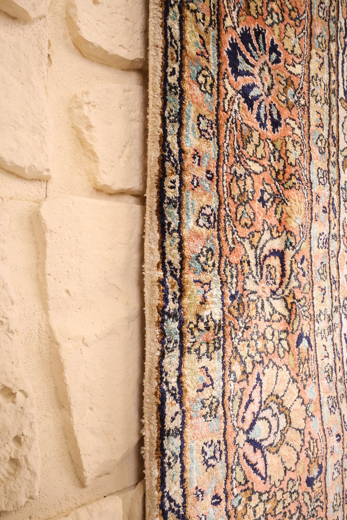 Lisière du tapis Cachemire 190 × 133 cm le long de la bordure saumon