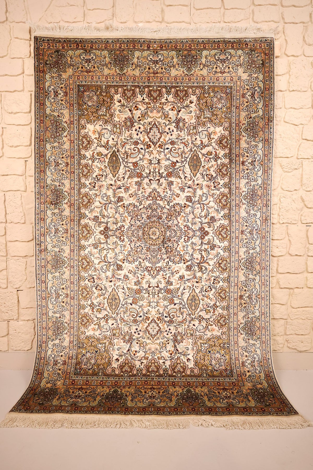 Tapis Cachemire beige 191 × 120 cm en soie, vue d'ensemble avec médaillon central et franges