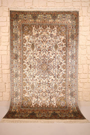 Tapis Cachemire beige 191 × 120 cm en soie, vue d'ensemble avec médaillon central et franges