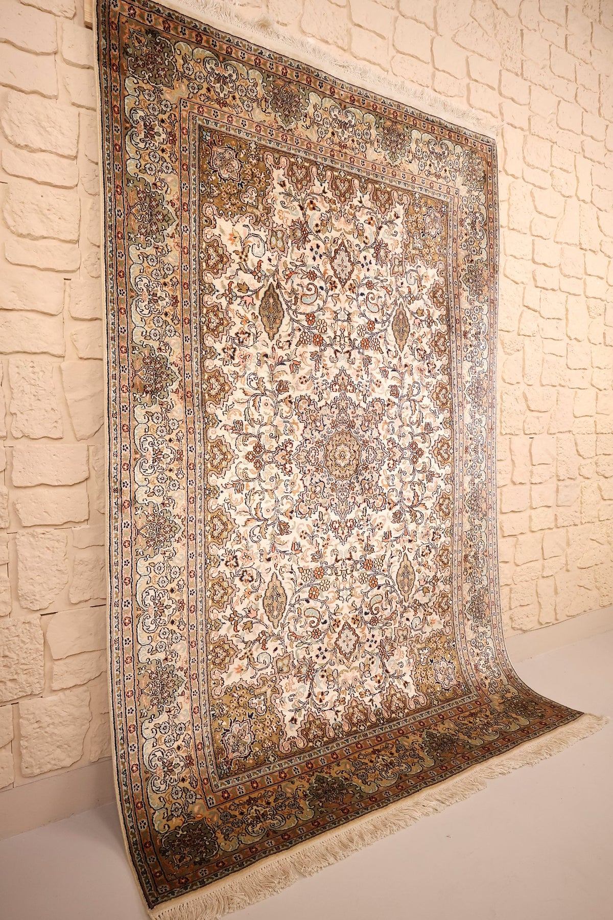 Tapis Cachemire beige et brun doré en soie, vue de biais du champ fleuri