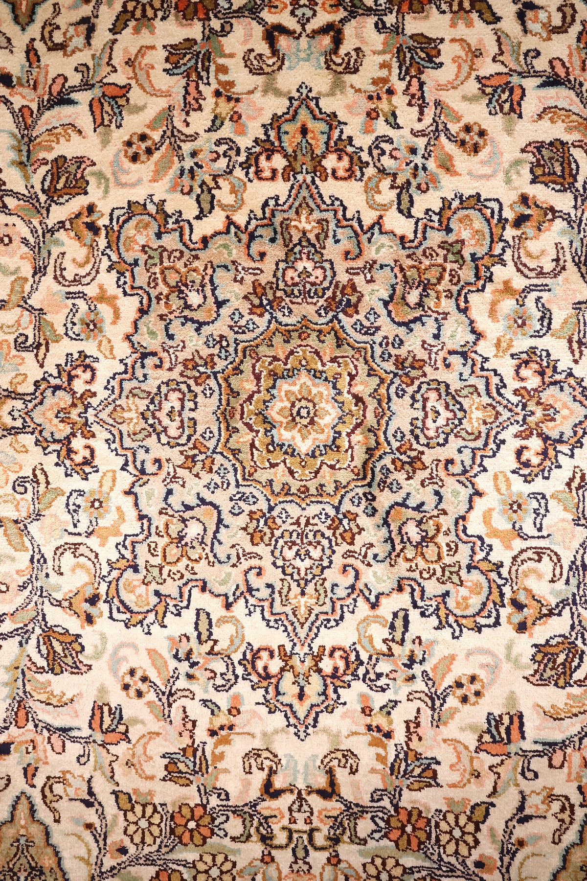 Détail du médaillon étoilé à cœur floral, rinceaux beige, orange et bleu nuit