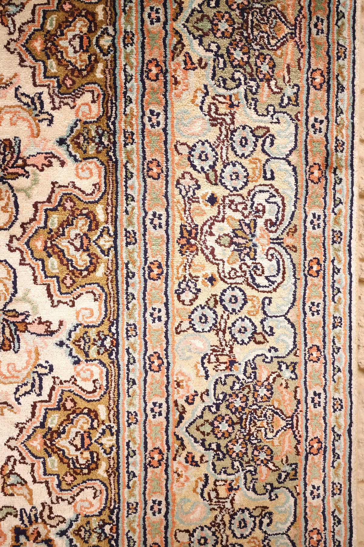 Bordure beige à décor floral et contre-bordures étroites du tapis Cachemire