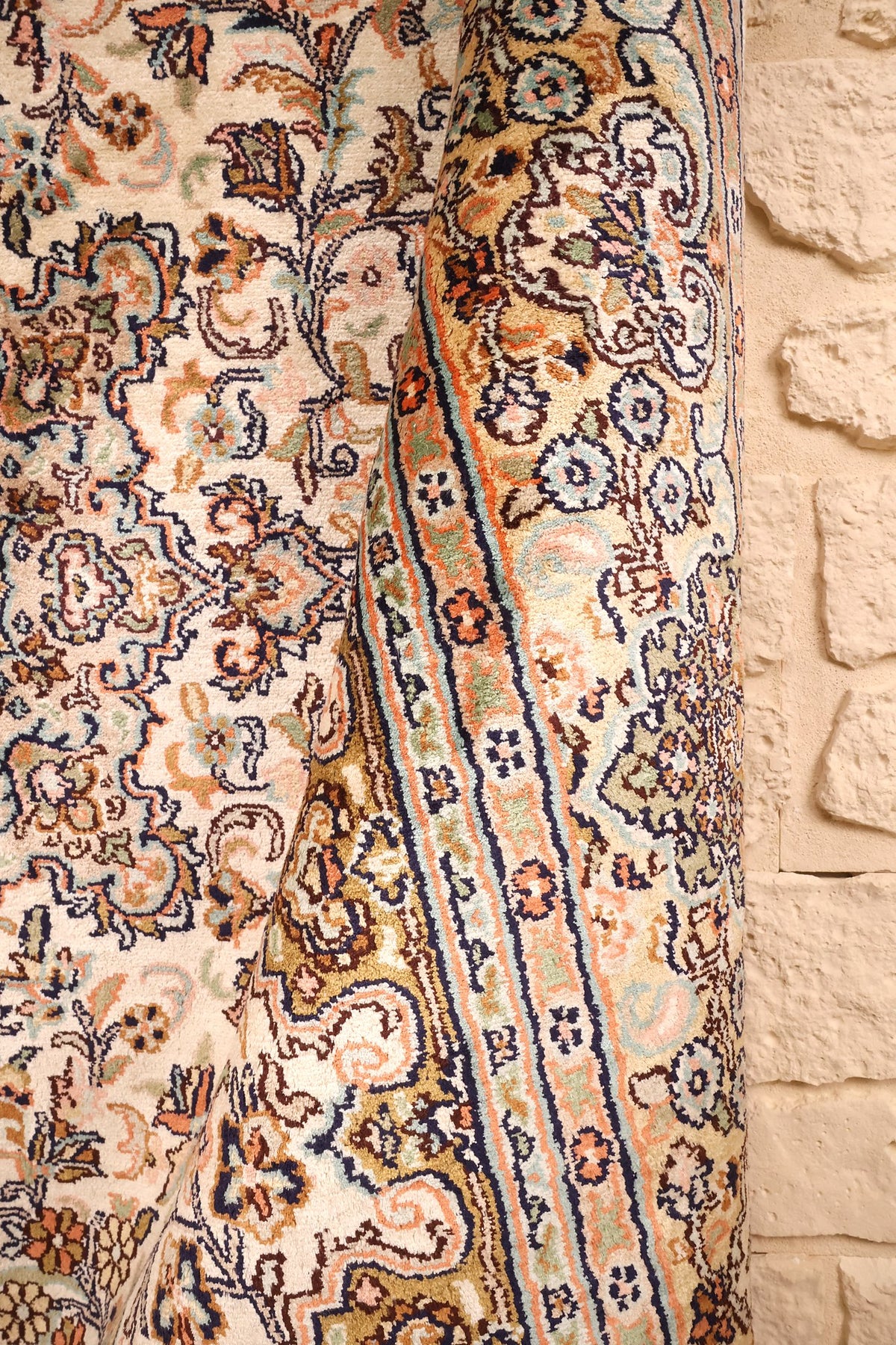 Lisière du tapis Cachemire beige, bordure à petites fleurs noués à la main