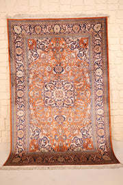 Tapis Cachemire orange 191 × 127 cm en soie, vue d'ensemble avec médaillon central étoilé