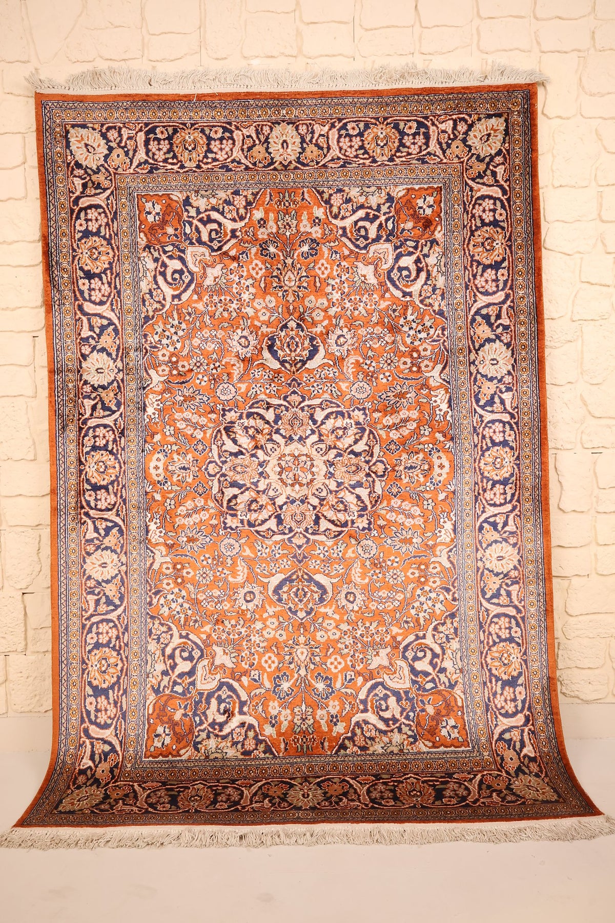 Tapis Cachemire orange 191 × 127 cm en soie, vue d'ensemble avec médaillon central étoilé