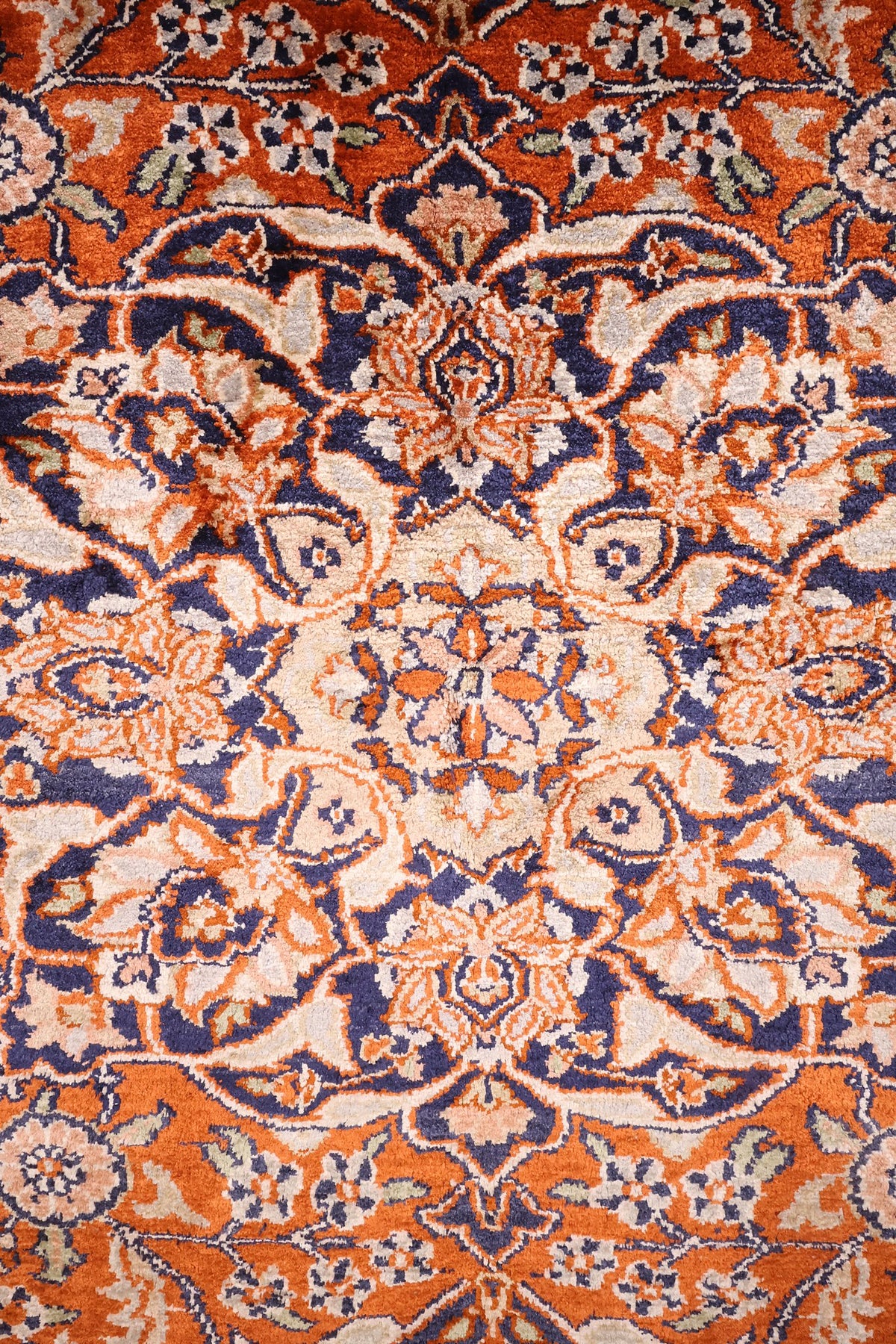Détail des rinceaux fleuris et palmettes bleu et ivoire du tapis Cachemire orange