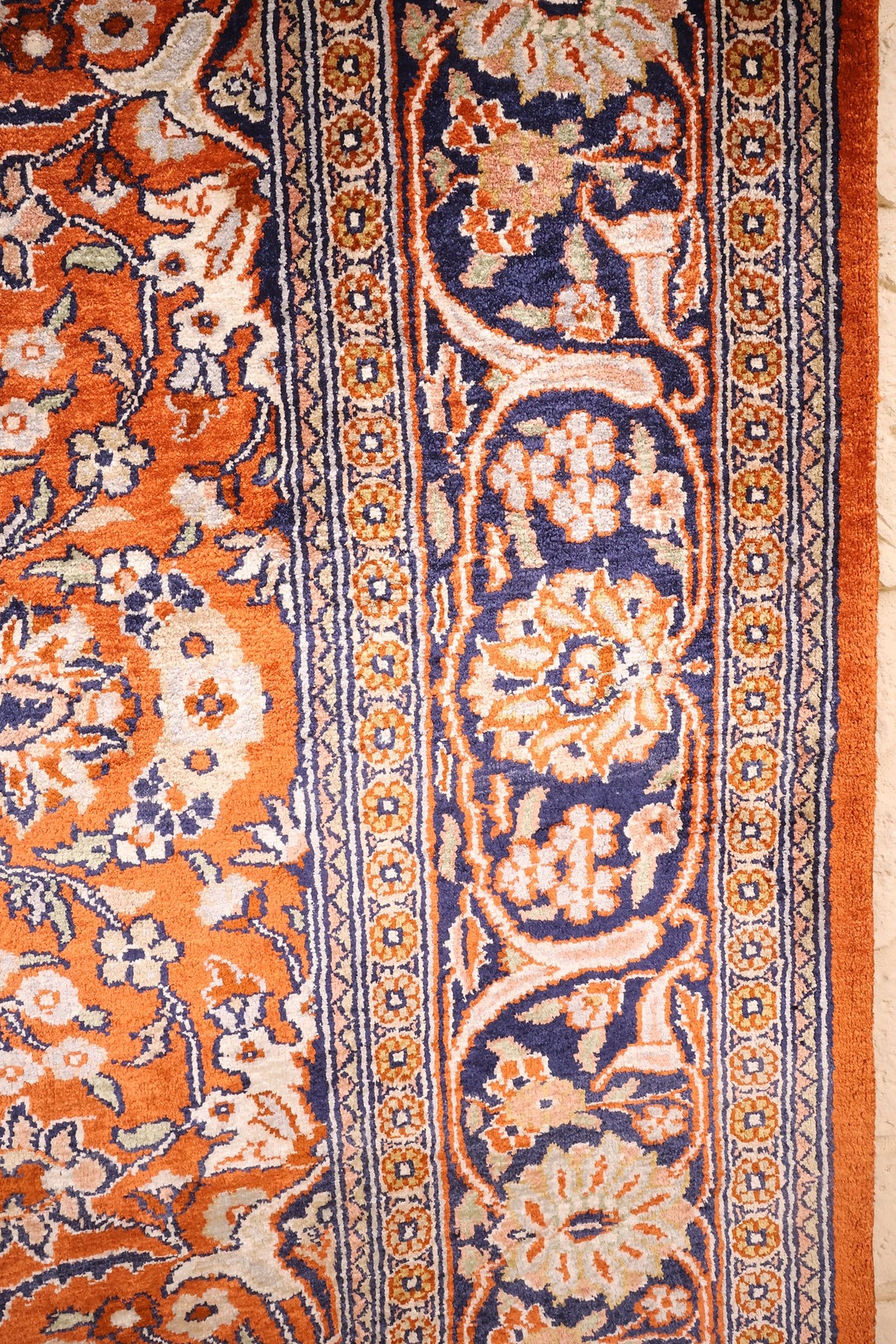 Bordure bleu foncé à guirlande de fleurs et contre-bordures à rosettes, tapis Cachemire
