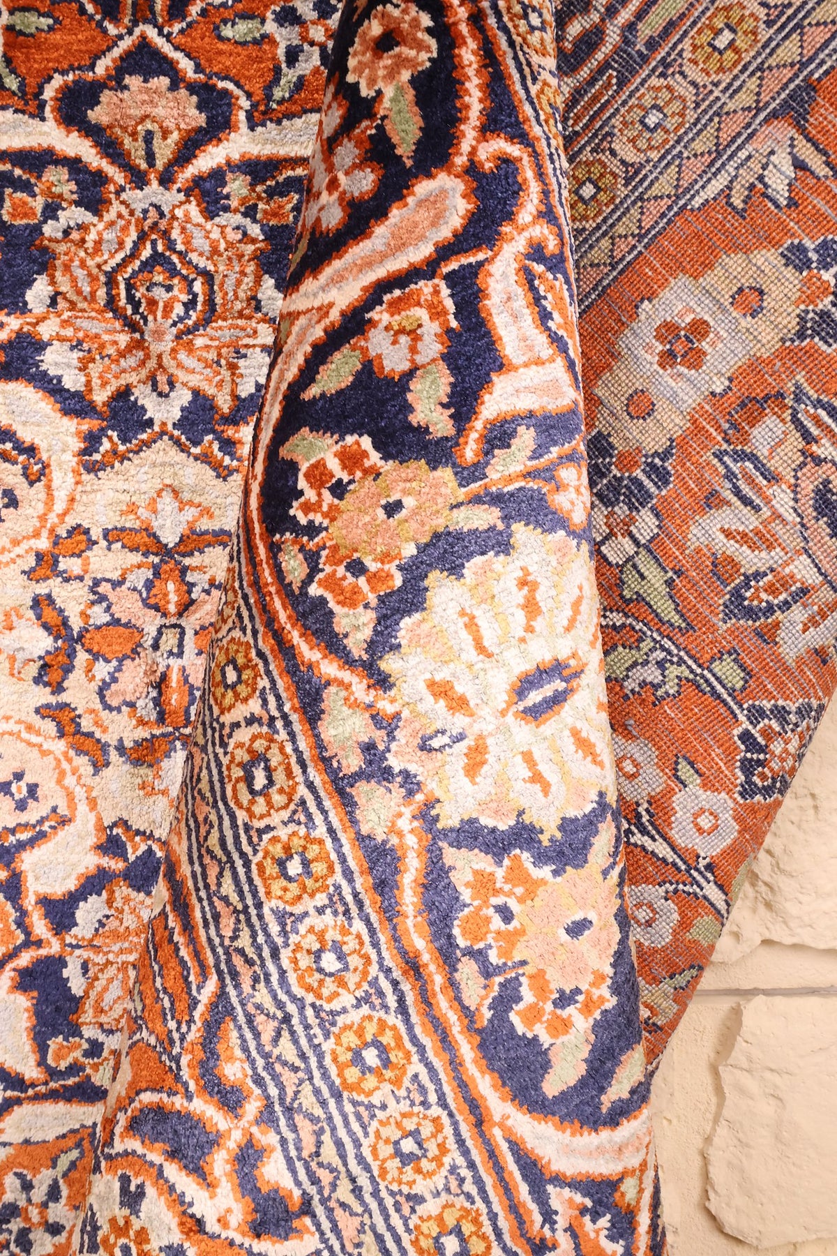 Coin replié du tapis Cachemire en soie, motifs fleuris et envers apparent