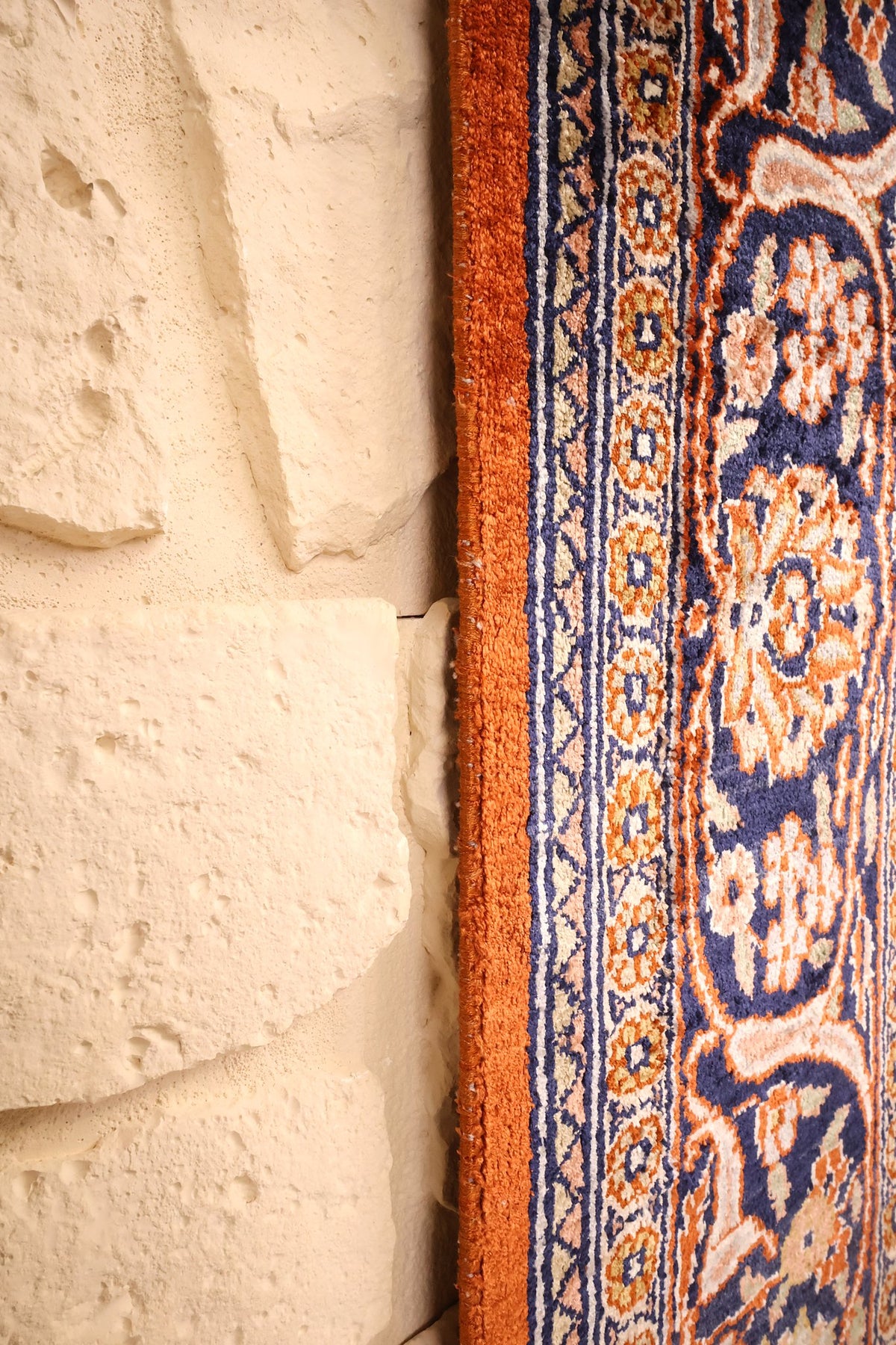 Lisière orange du tapis Cachemire rectangulaire, contre-bordures à petites rosettes