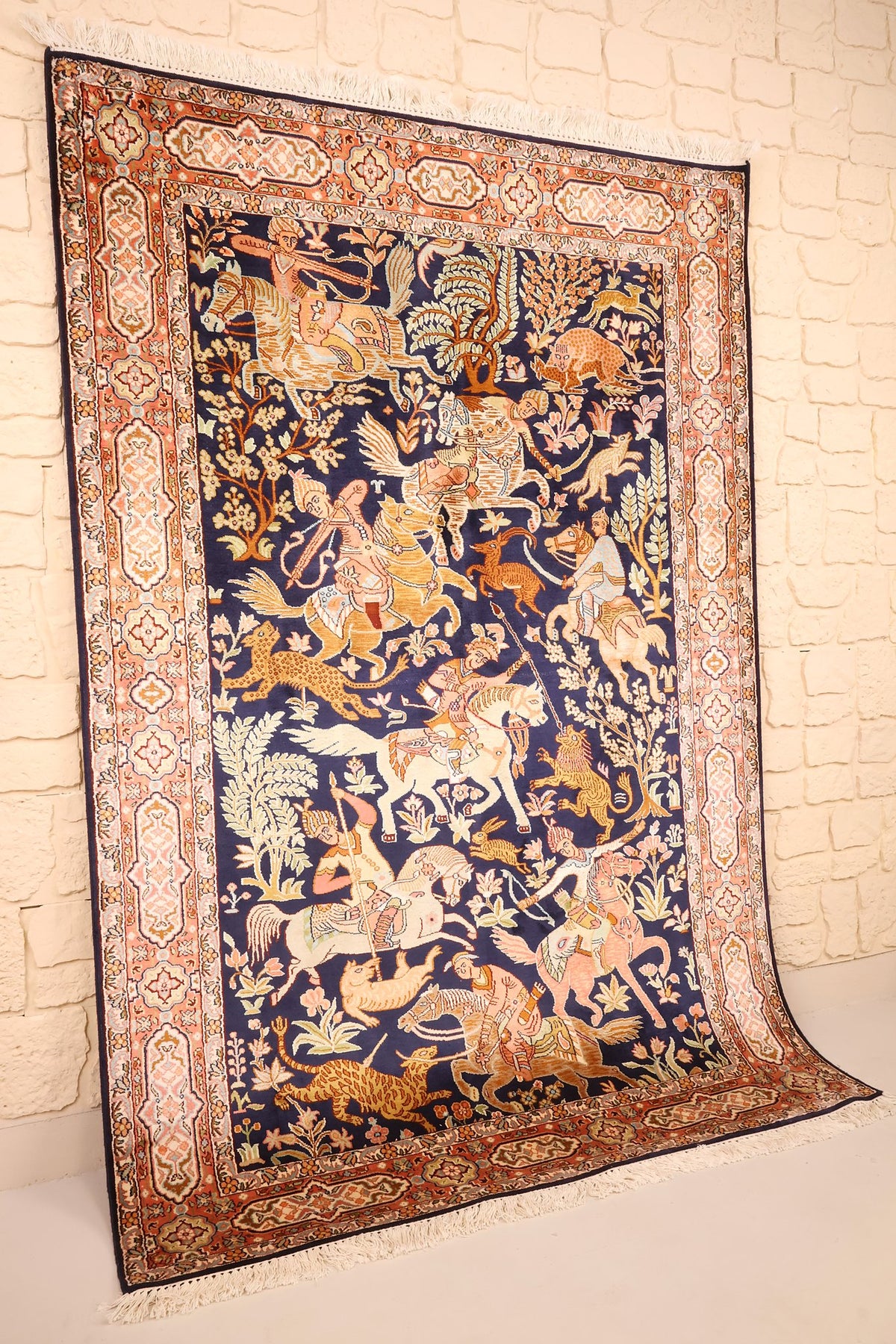 Tapis Cachemire en soie nouée main, champ bleu nuit et bordure orangée, vue de biais