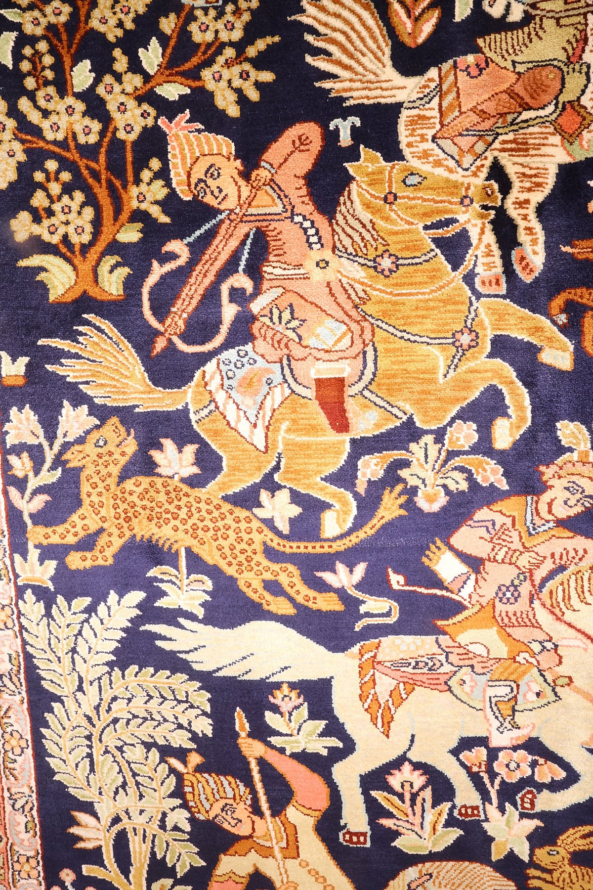 Détail d'un cavalier à l'arc et d'un fauve sur fond bleu nuit, tapis Cachemire