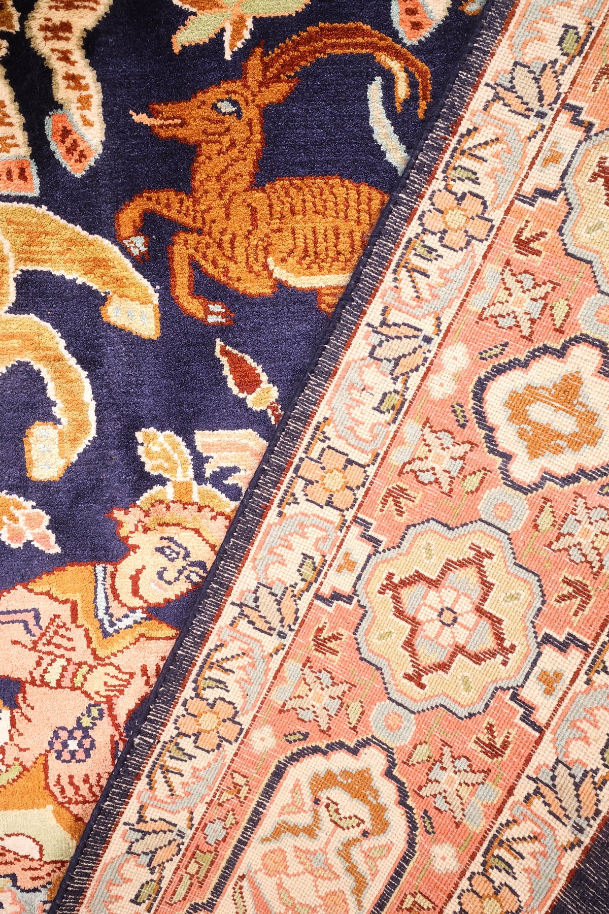 Galons beige et bleu foncé encadrant la bordure florale, cerf du champ bleu