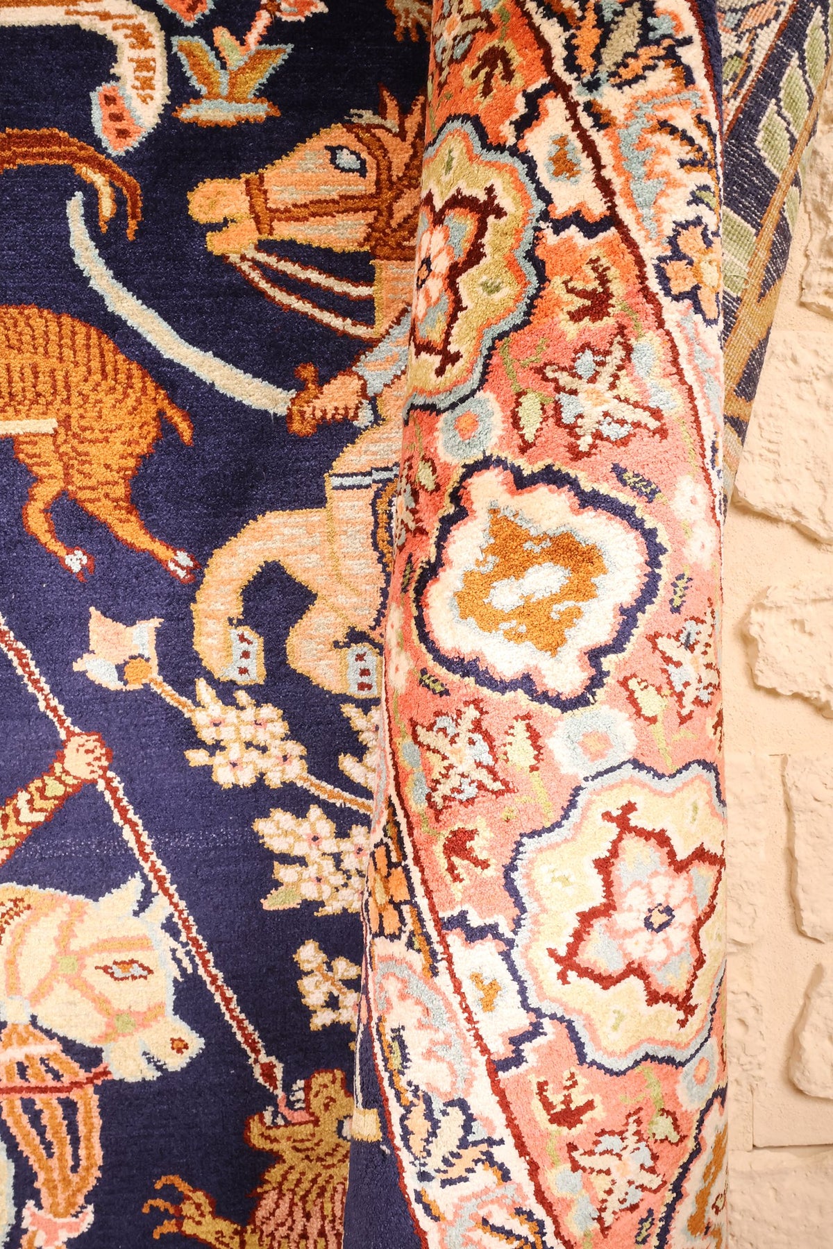 Coin replié du tapis Cachemire en soie, médaillons floraux de la bordure rosée