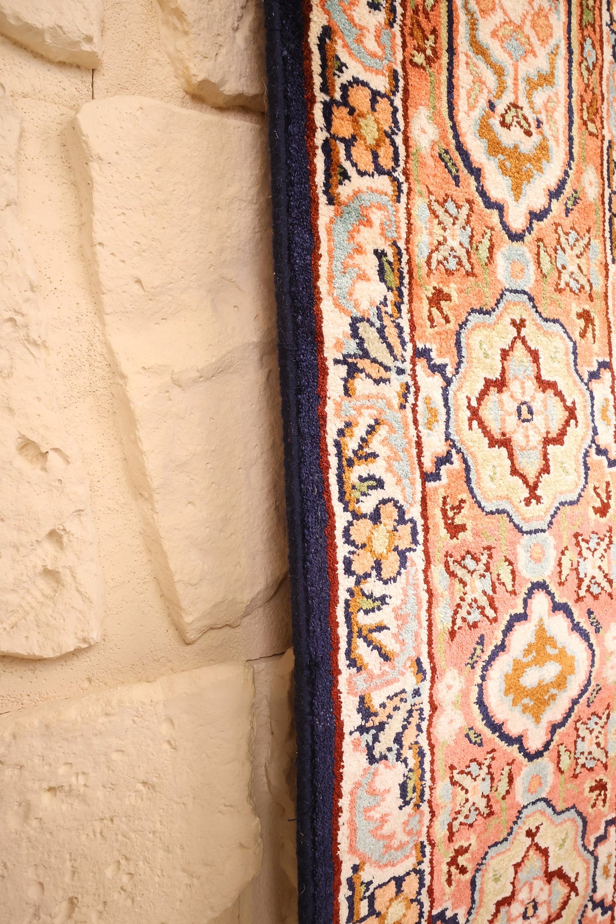 Lisière bleu foncé du tapis Cachemire 192 × 127 cm, bordure florale orangée