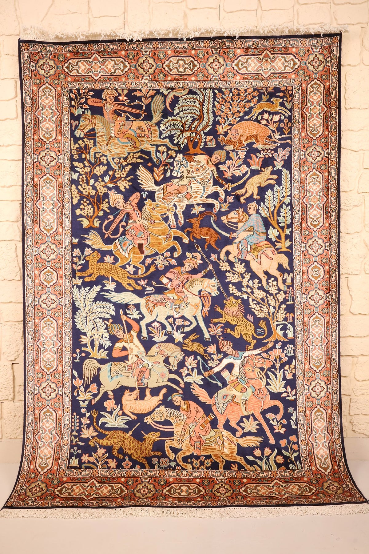 Tapis Cachemire bleu 192 × 129 cm en soie, scène de chasse, vue d'ensemble de face